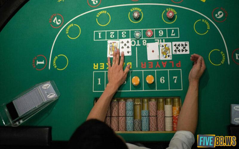 Nhung-thuat-ngu-Baccarat-Five88
